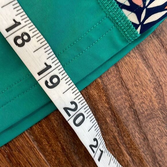 Patagonia girls green rash guard size L(12) - Picture 3 of 8